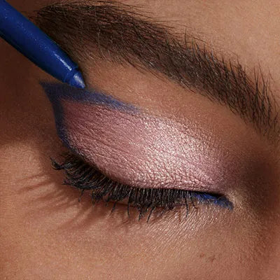 "Application of a vibrant purple eyeshadow from KIKO Milano, showing the smooth texture and pigmentation on eyelids."